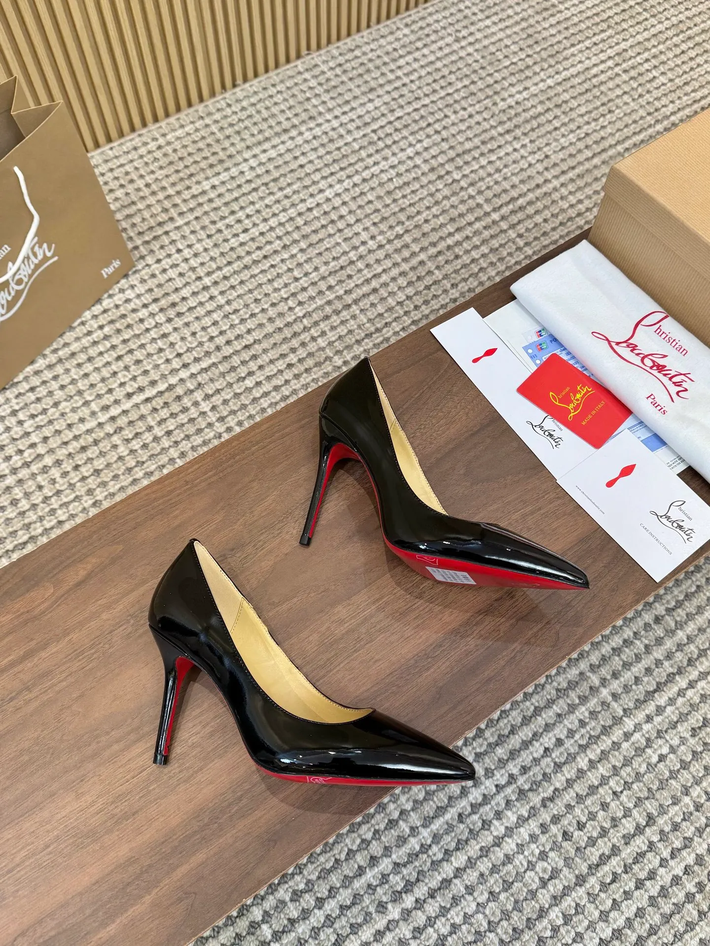 👟👟Ex-factory price 440👟👟 Genuine leather sole +40 Year-round shipment💝Christian Louboutin CL👠 Classic "💎Cow Patent Leather💎 Series" noble and luxurious, real blingbling👟👟 Real materials, all customized by the pattern maker, and the materials are made of original customized materials to achieve the taste of the original 6 color options💍 Upper: Imported 👉cow patent leather💪 Lining: Sheepskin foot pad/lining Size: 34-40.41.42 Heel height: 10.5cm and 8.5cm two options Leather sole Rubber sole